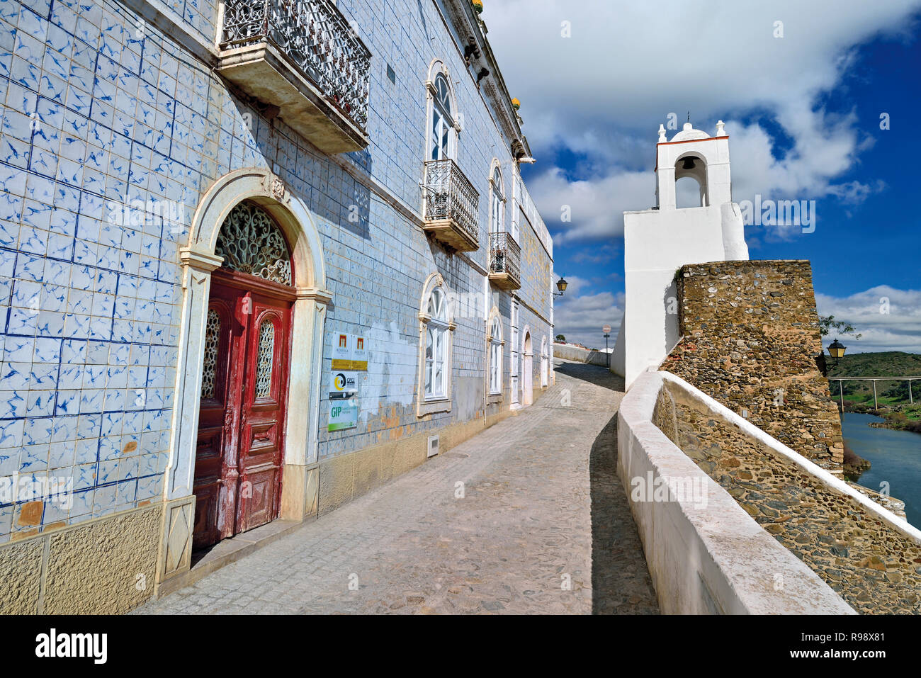 Schmale Gasse durch Kacheln verzierten Gebäude und Weißen Turm mit Blick auf den Fluss Stockfoto