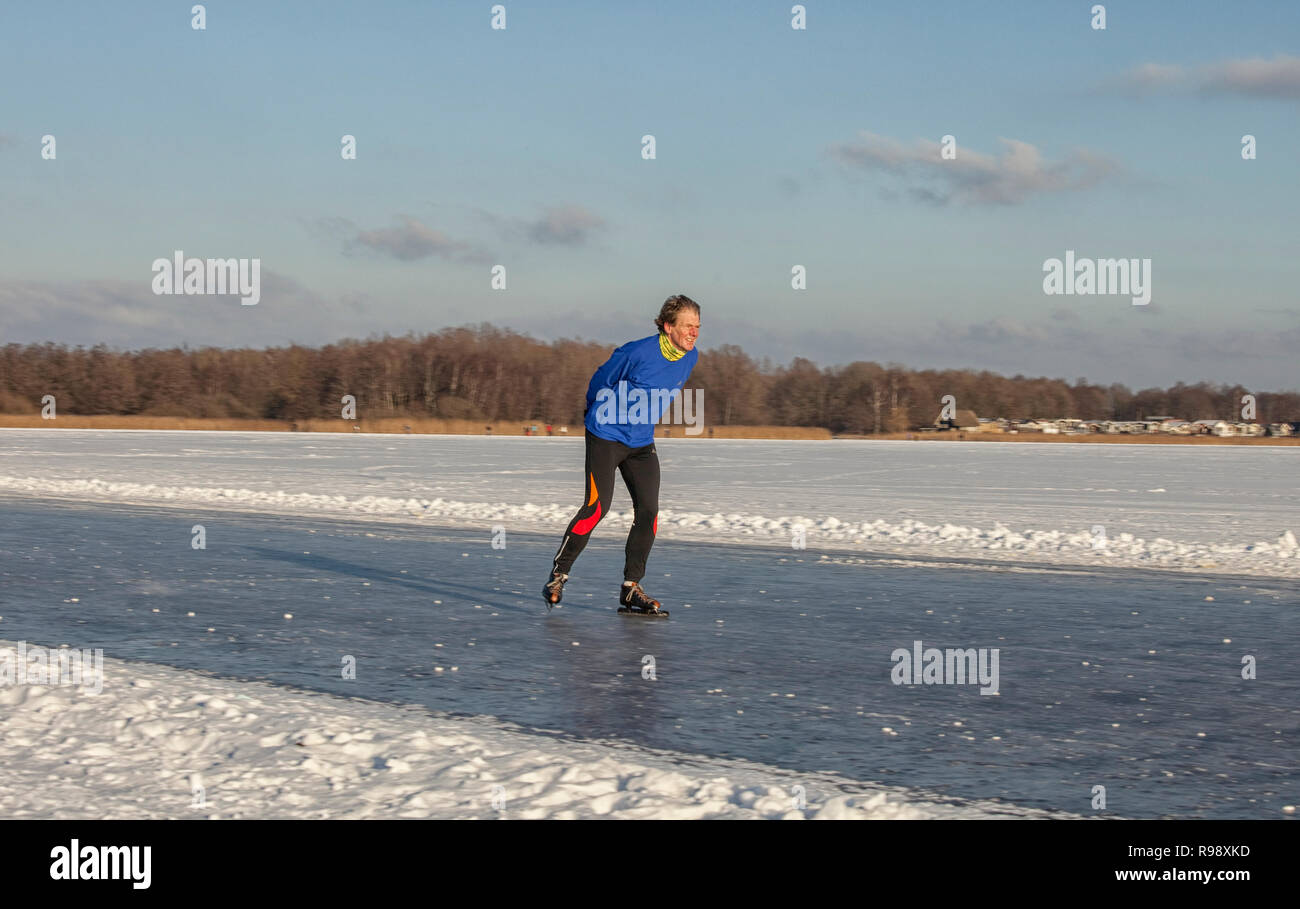 Die NIEDERLANDE - FEB 9: Niederländische ice skater Praktiken für die berühmten 150 Kilometer Noorderrondrit auf Natureis am 9. Februar 2012 in Groningen. Stockfoto