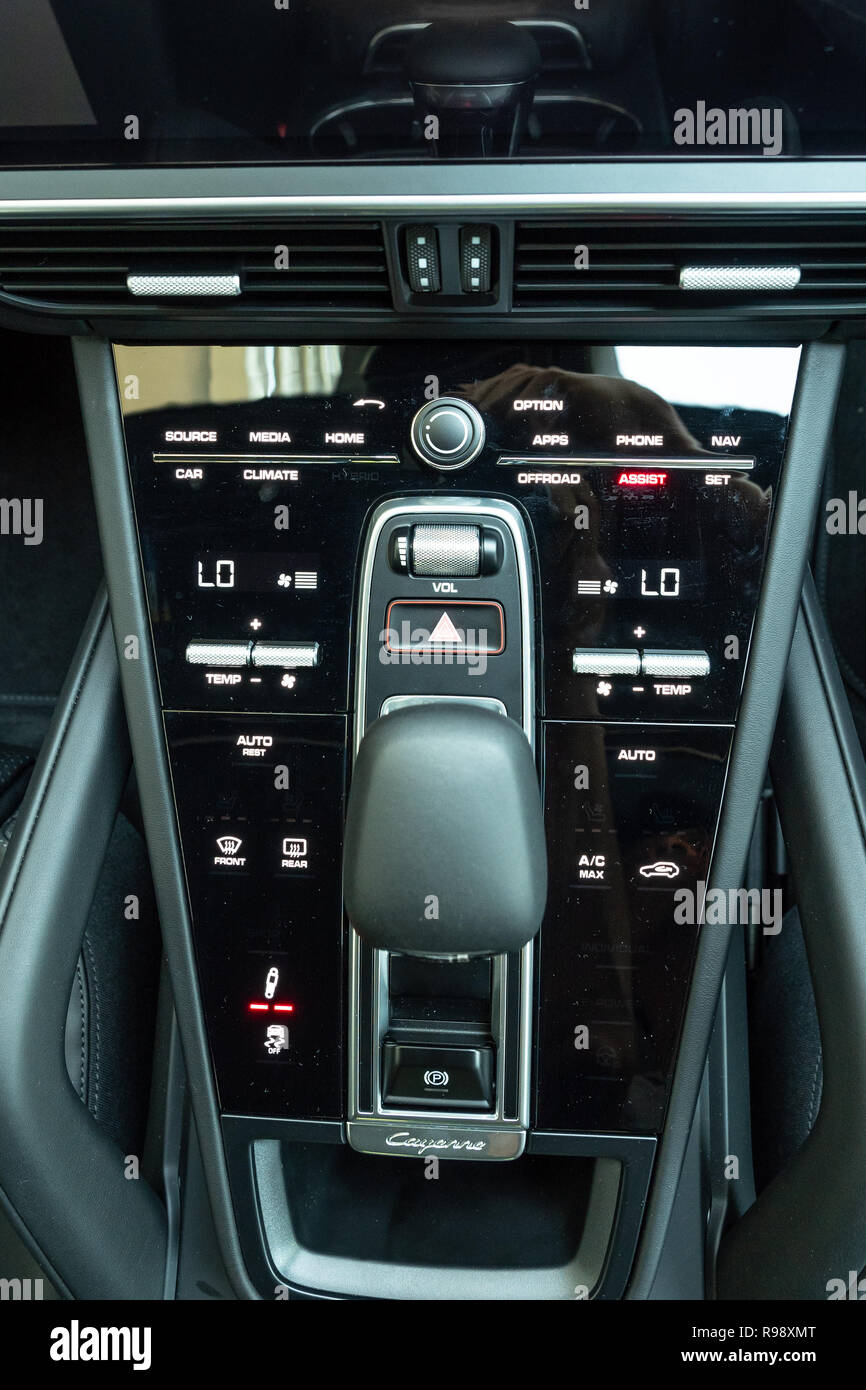 Hongkong, China, September 11, 2018: Porsche Cayenne S 2018 Dashboard Sept. 11 2018 in Hongkong. Stockfoto