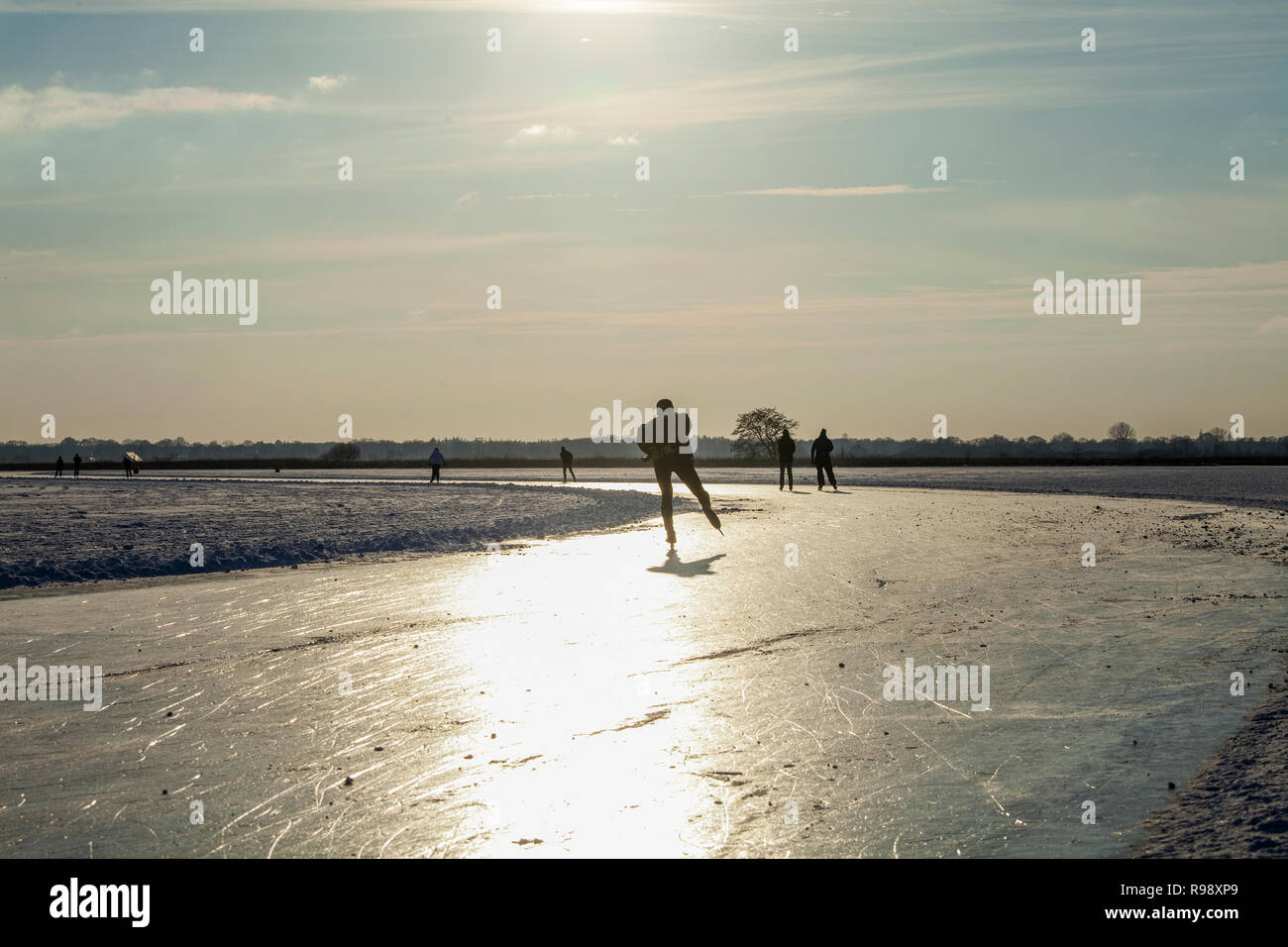 Eislaufen auf gefrorenem see Fotos und Bildmaterial in hoher