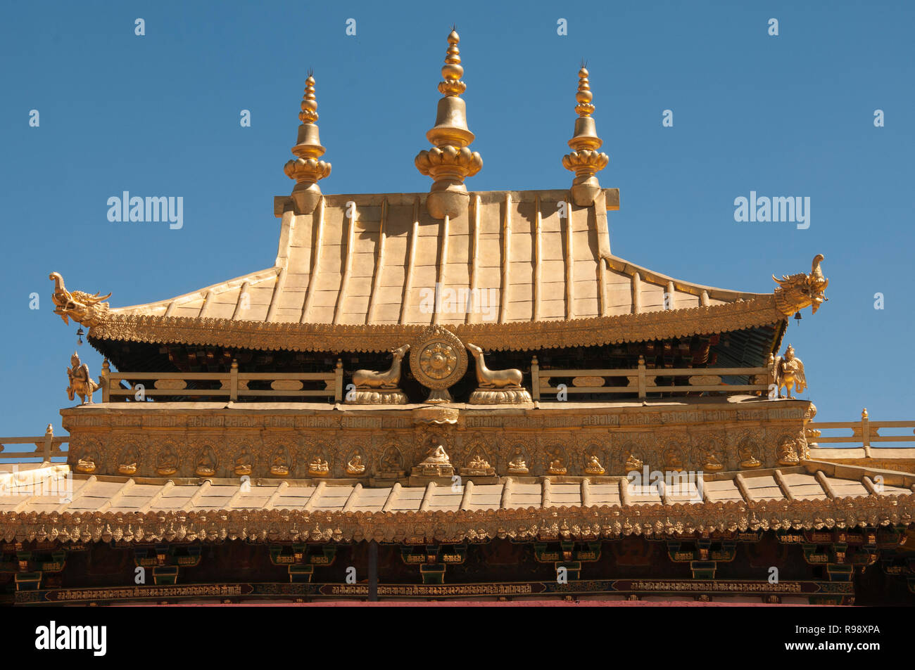 Goldenen Dächer der Jokhang Tempel auf dem Barkhor in Lhasa, der am meisten verehrten religiöse Struktur in Tibet, China. 7. Jahrhundert N.CHR. gegründet. Stockfoto