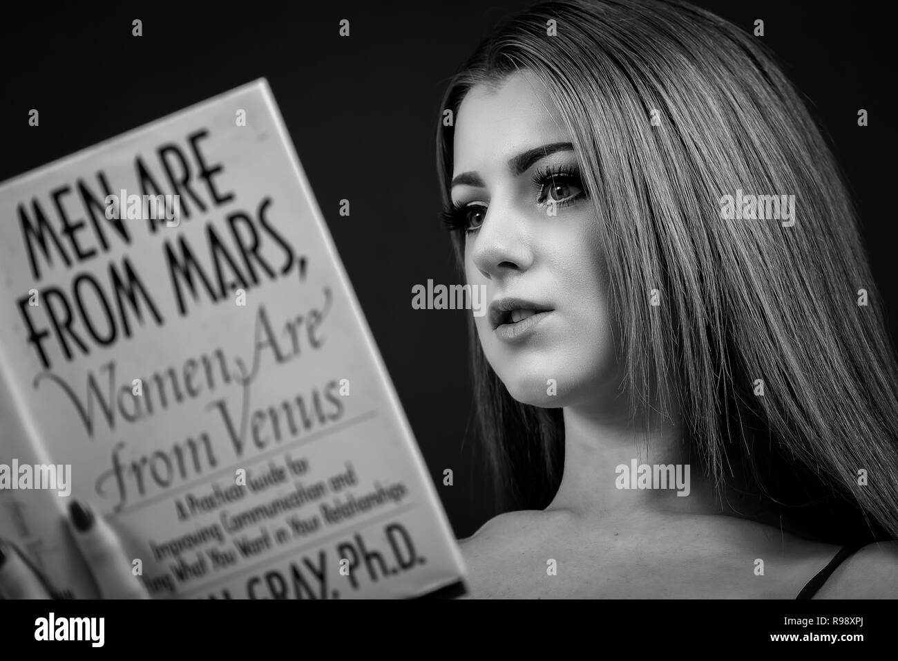 Männer lesen Fotos und Bildmaterial in hoher Auflösung Alamy