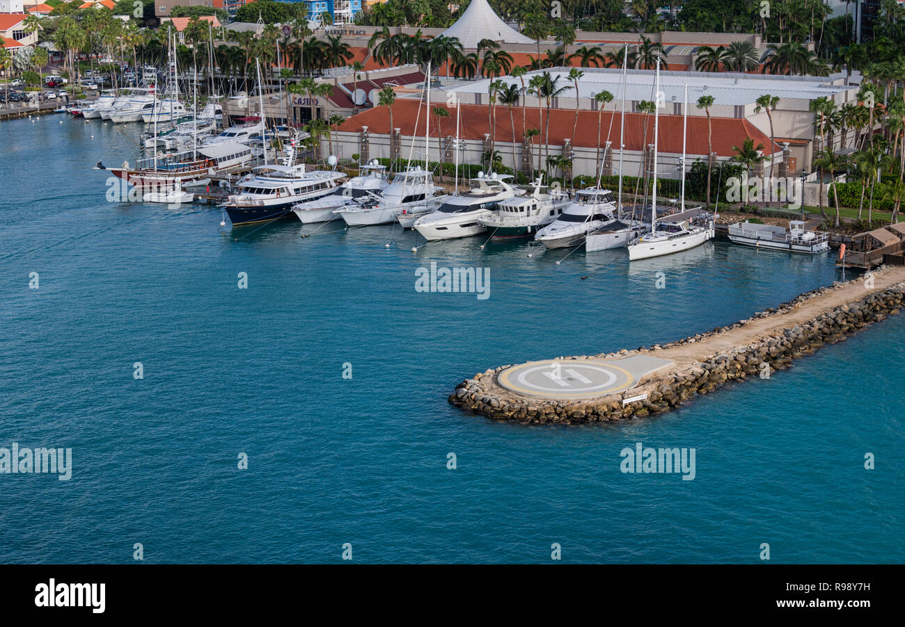 Blick auf Renaissance Marina Aruba zeigt einen Hubschrauberlandeplatz / Bereich Stockfoto