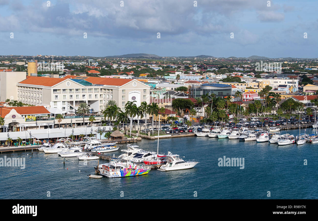Blick auf Renaissance Marina Aruba mit bunten Yachten und Designer Shops Stockfoto