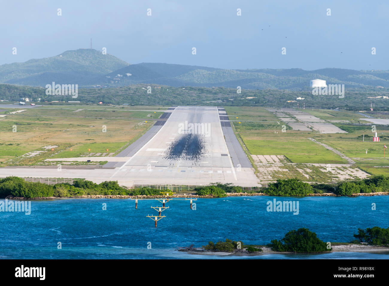 Start- und Landebahn am Internationalen Flughafen Queen Beatrix Aruba zeigt Bremsspuren und Gummi auf der Start- und Landebahn Stockfoto