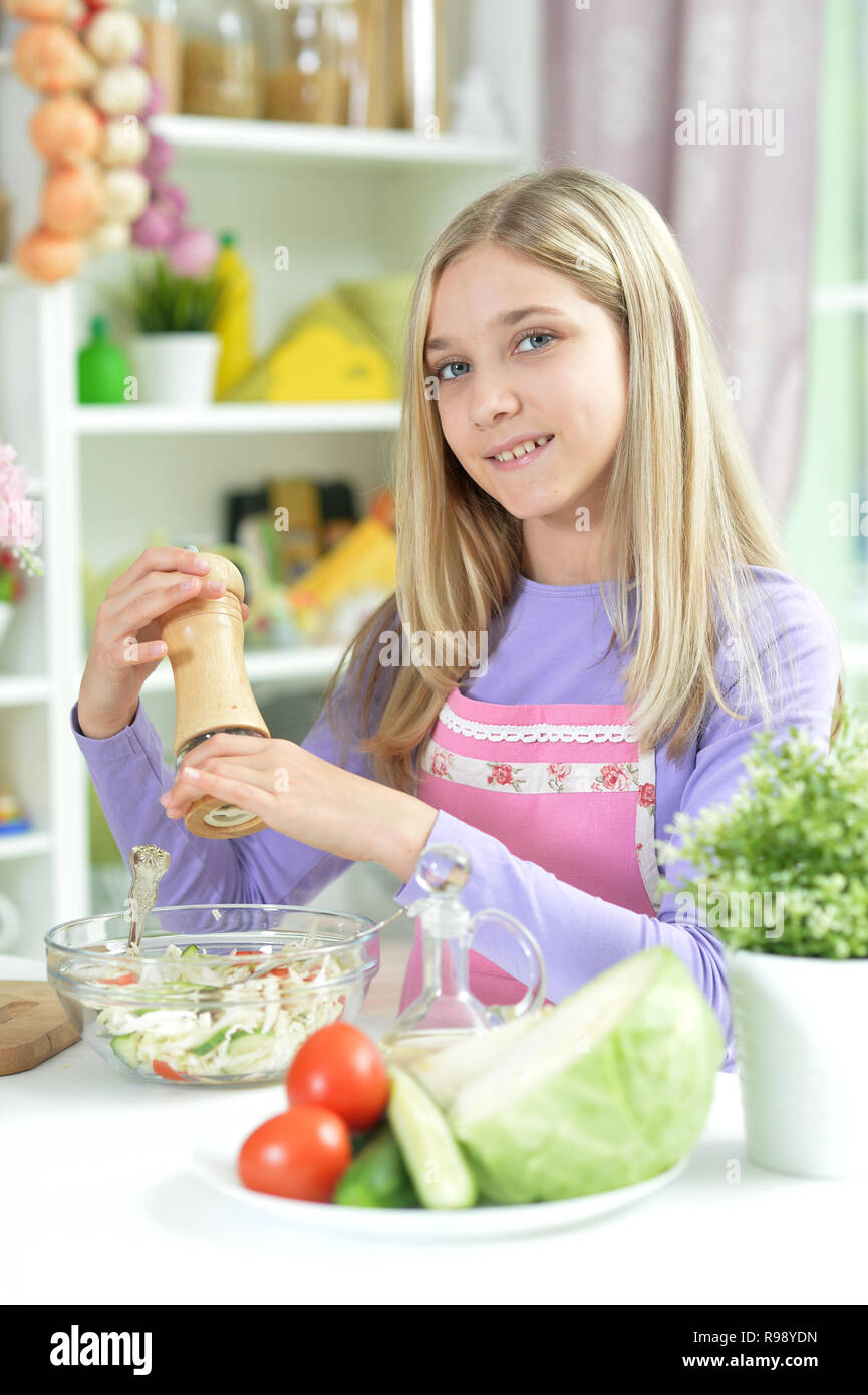 Close up Portrait von niedlichen kleinen Mädchen würzenden frischer Salat Stockfoto