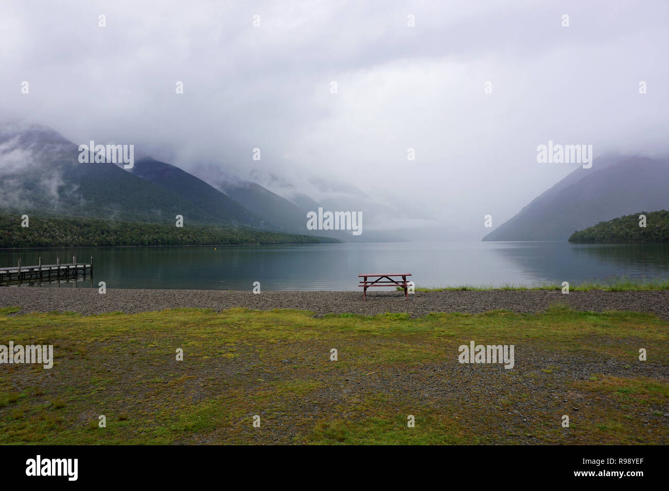 Am frühen Morgen Nebel über Lake Rotoiti, Südinsel, Neuseeland Stockfoto