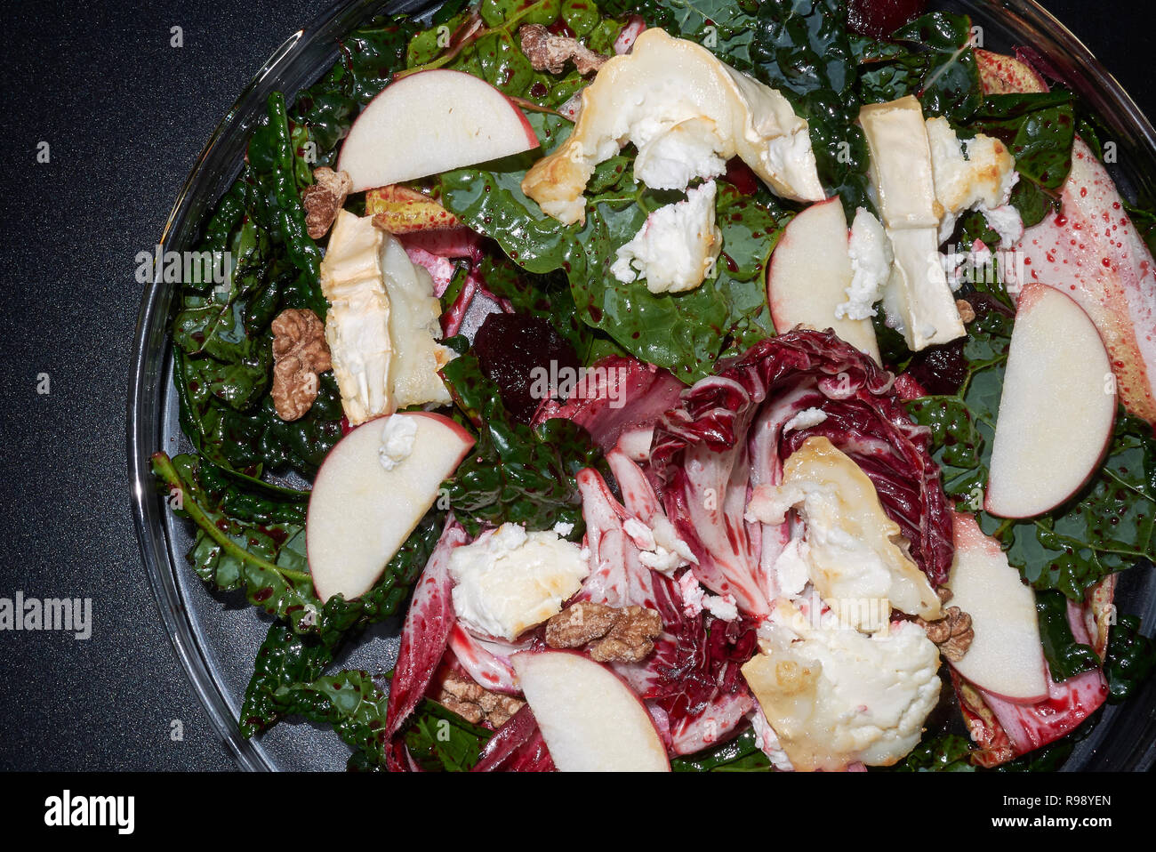 Rote Bete Blätter Salat mit warmem Ziegenkäse Stockfoto