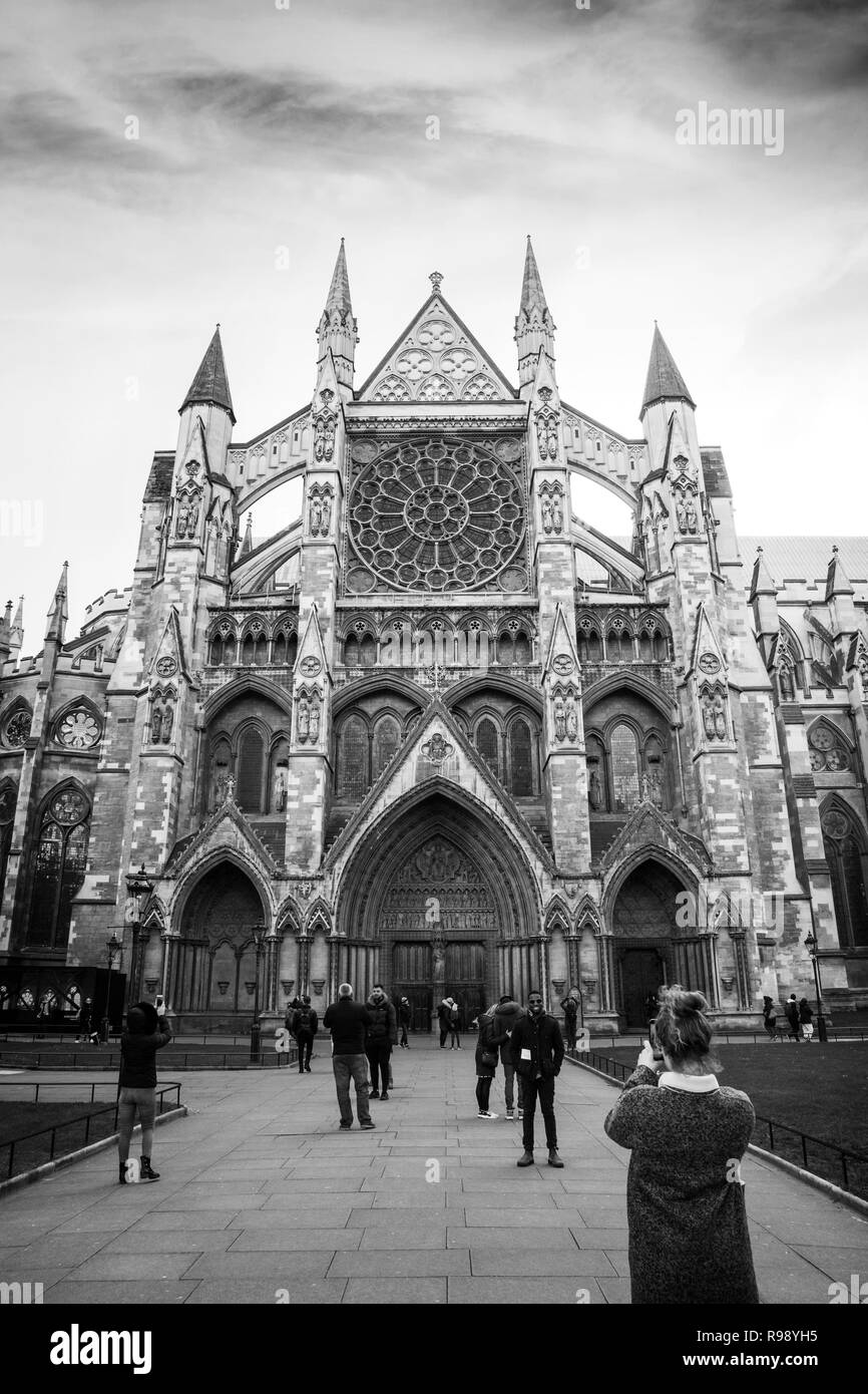 LONDON, ENGLAND - 12. Februar 2018. Großer Eingang Nord und Fassade, Westminster Abbey, London, England, 12. Februar 2018. Stockfoto