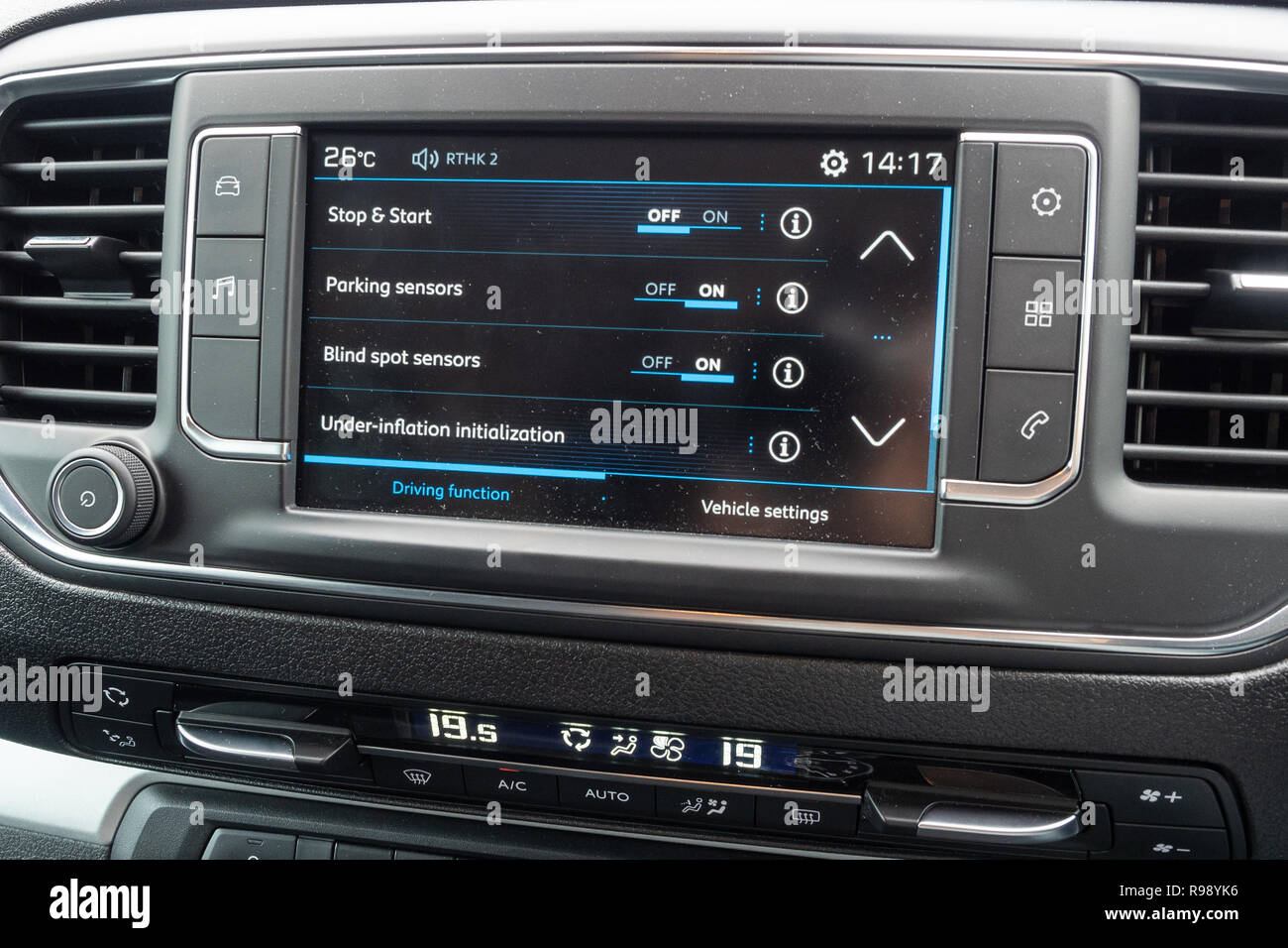 Hongkong, China, 19. Okt. 2018: Peugeot Traveller 2018 Dashboard 19.Oktober 2018 in Hongkong. Stockfoto