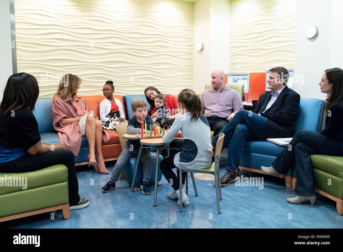 First Lady der USA Melania Trump Chats mit jungen Patienten und ihre Familien während der traditionellen Urlaub Besuch Childrens National Hospital Dezember 13, 2018 in Washington, DC. Stockfoto