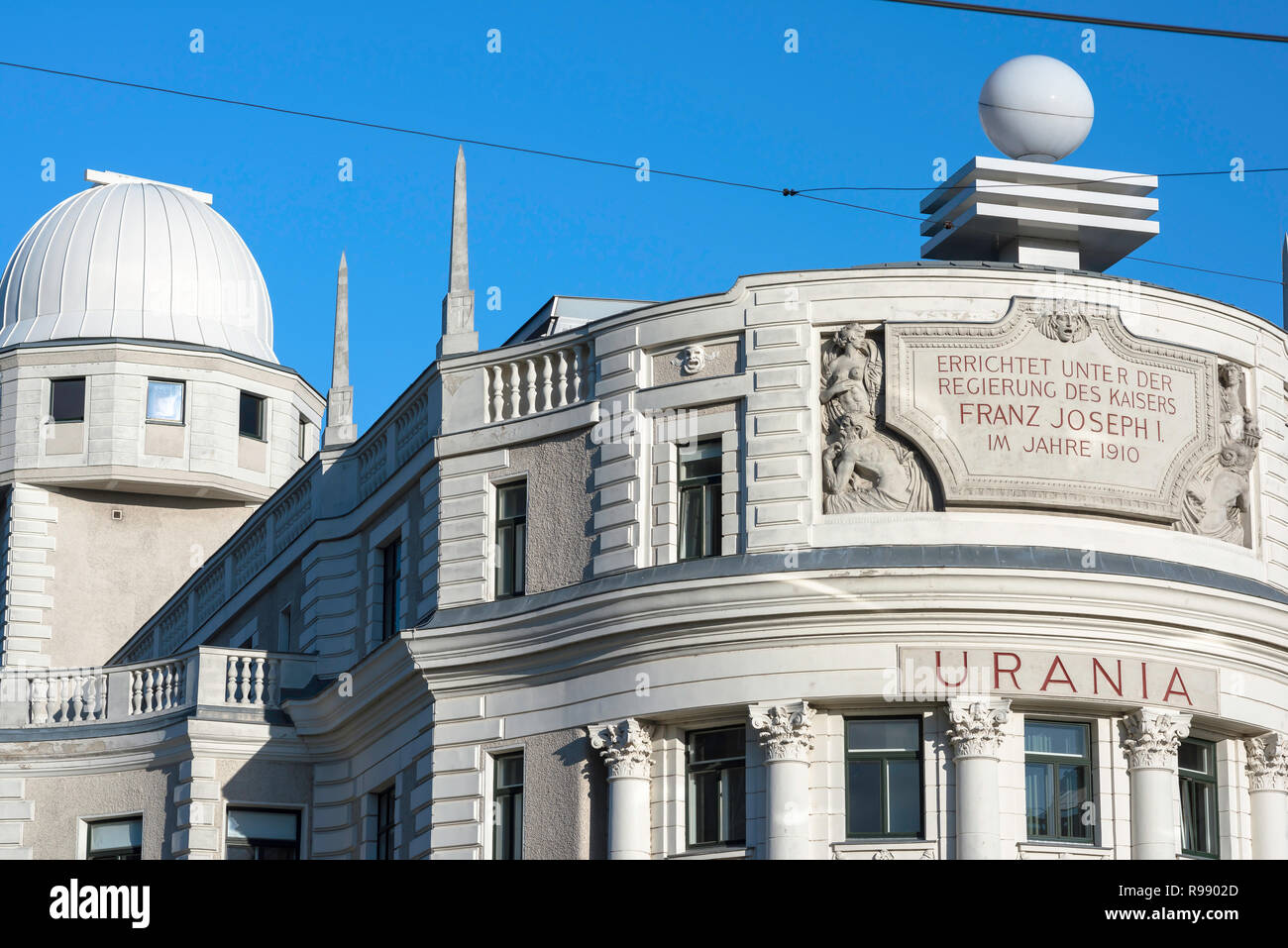 Wiener Urania, 1910 entworfen von Art nouveau Architekten Max Fabiani, der Urania Gebäude in Wien nun Funktionen als Observatorium und ein Kino. Stockfoto