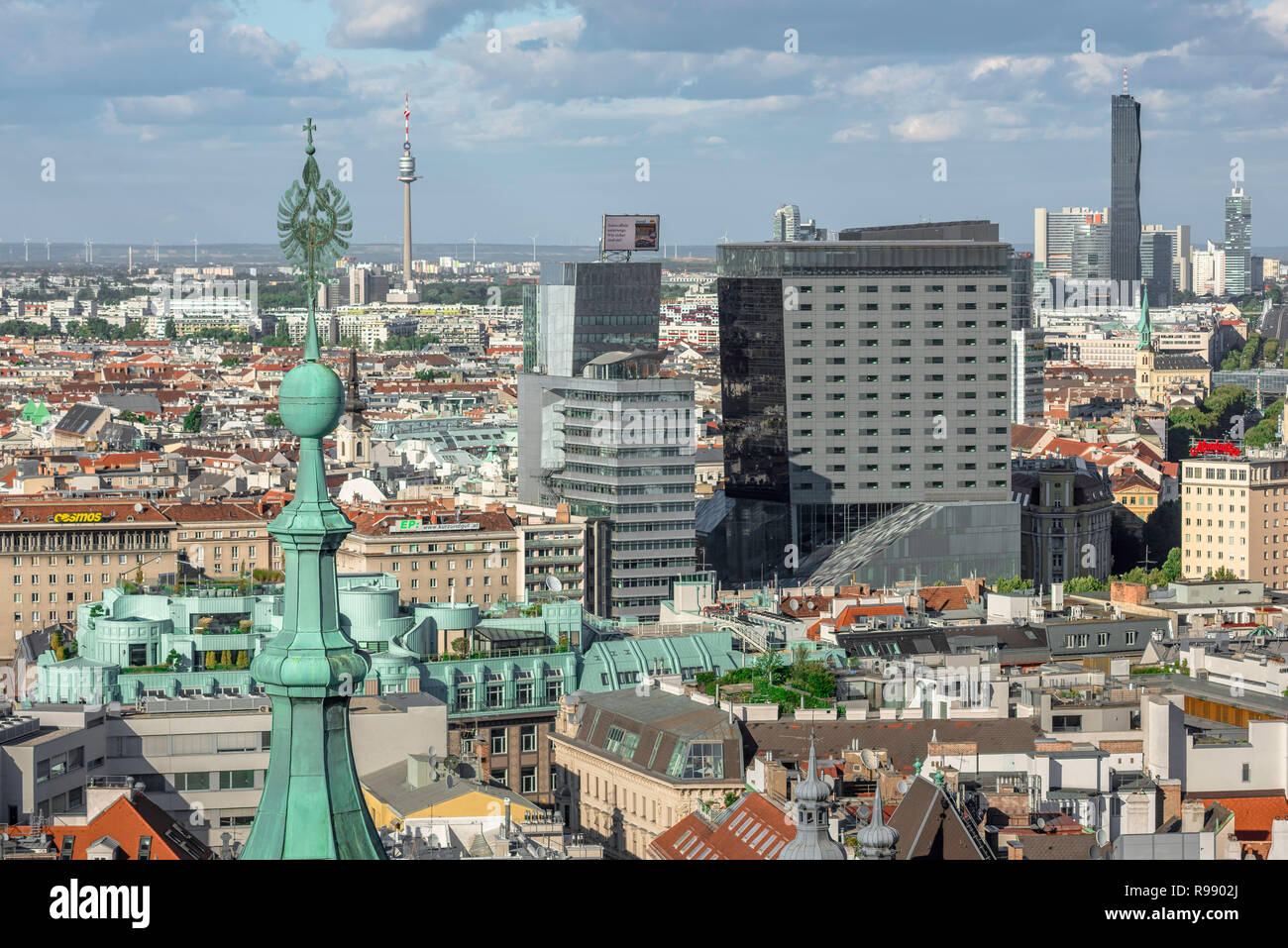 Wiener Stadtbild, mit Blick auf das Geschäftsviertel von Wien im Bild von der Südturm des Stephansdom, Wien, Österreich. Stockfoto