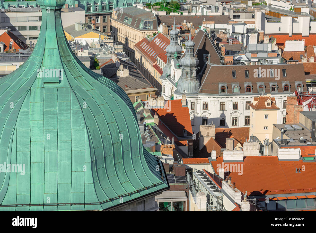 Wien Innere Stadt, Blick über die Dächer der historischen Kern von Wien aus gesehen den Südturm des Stephansdom, Wien, Österreich. Stockfoto
