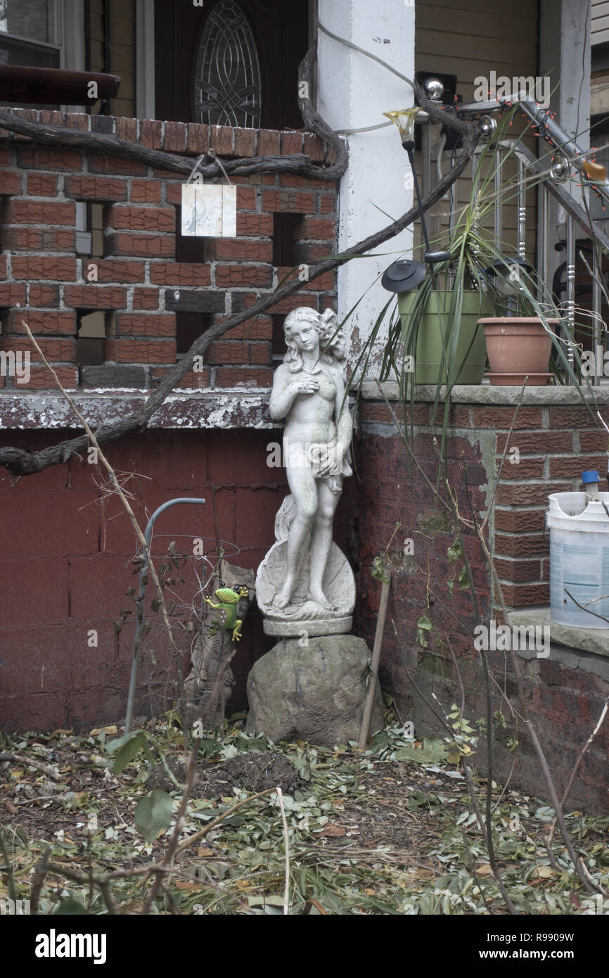 'Geburt der Venus' in einem Vorgarten im Kensington Viertel von Brooklyn, New York. Stockfoto