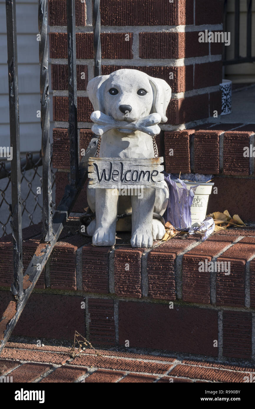 Cute Willkommen Zeichen vor einem Haus in der Kensington Abschnitt von Brooklyn, New York. Stockfoto