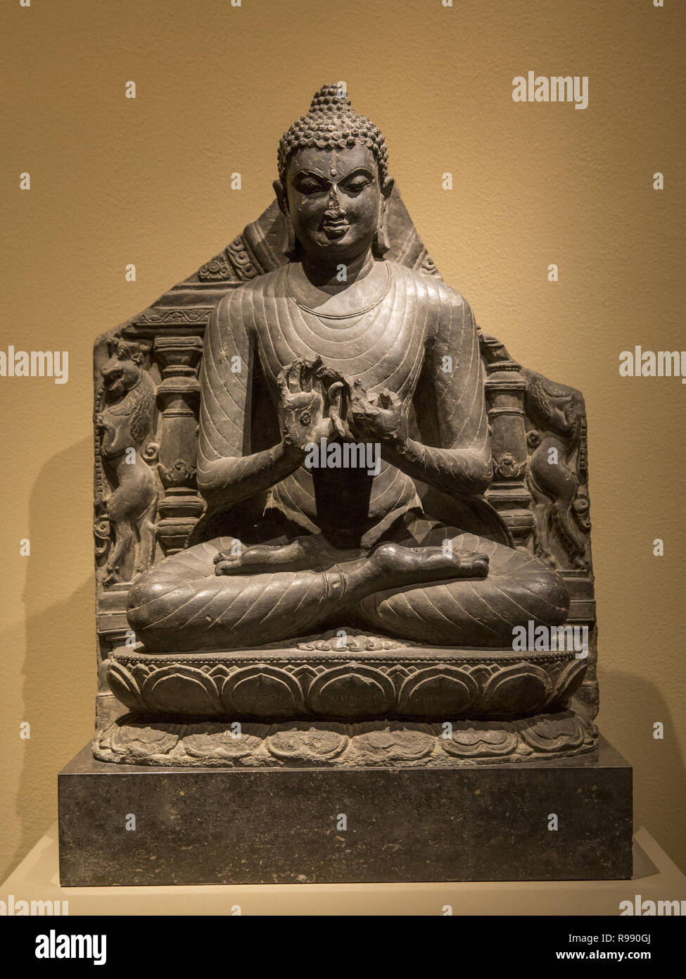 Buddha Predigt die erste Predigt bei Sarnath, östlichen Indien, Pala Zeitraum, 11. Jahrhundert, schwarzer Stein. "Ein beliebtes Thema in der mittelalterlichen Buddhistische Kunst ist der Buddha predigte seine erste Predigt in ein Reh Wald bei Sarnath, nördlich von Bodhgaya, wo er erlebt hatte, Aufklärung vor einigen Wochen." Metropolitan Museum der Kunst. Stockfoto