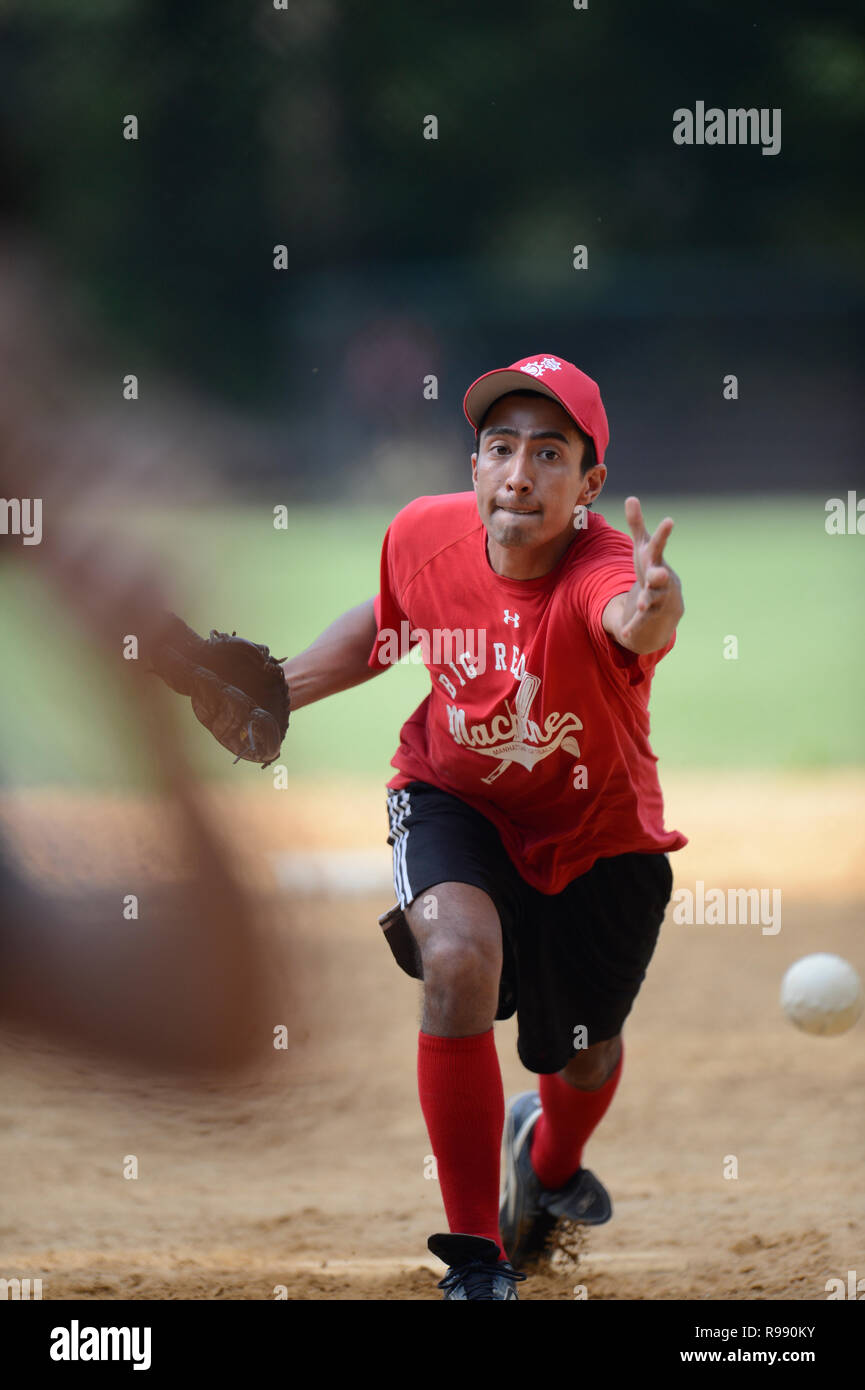 Softball Spieler im Central Park in New York City Stockfoto