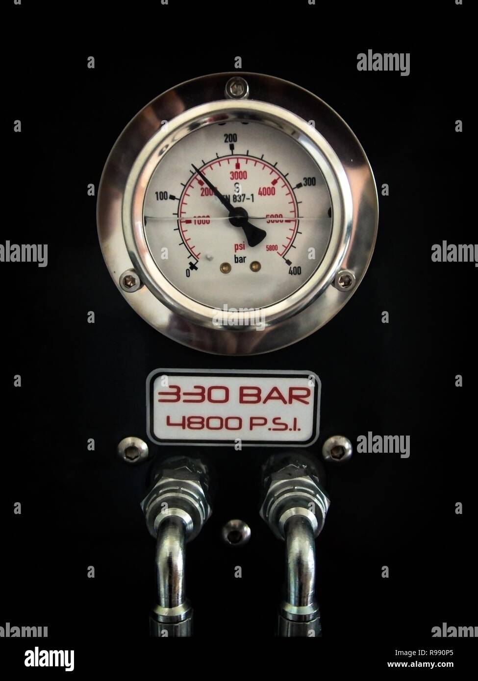 Analog verchromt Manometer mit Hochdruckleitungen in tauchflasche Kompressor. Stockfoto