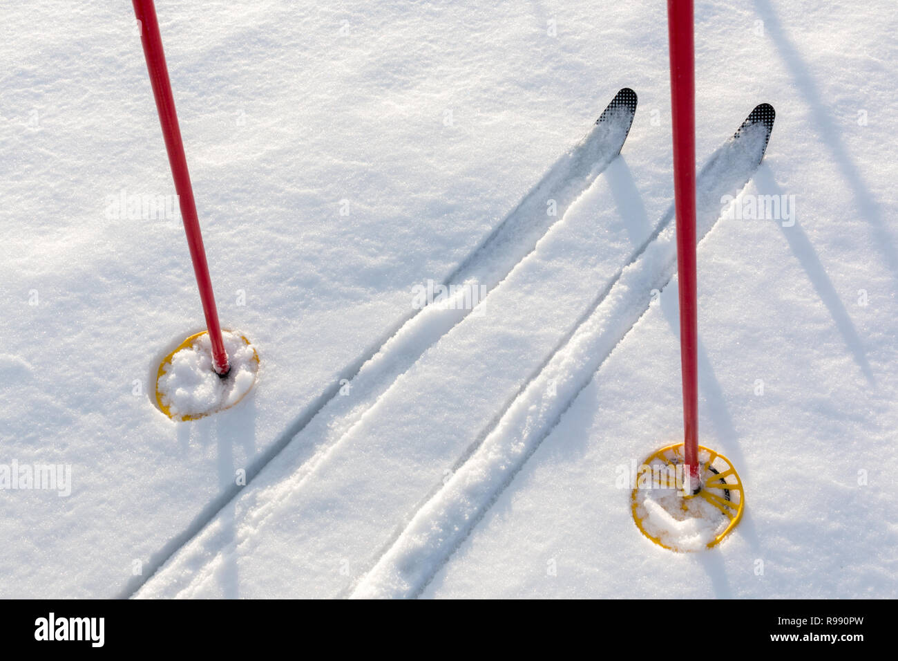 - Langlaufski und red Skistöcke auf unberührten Schnee. Stockfoto