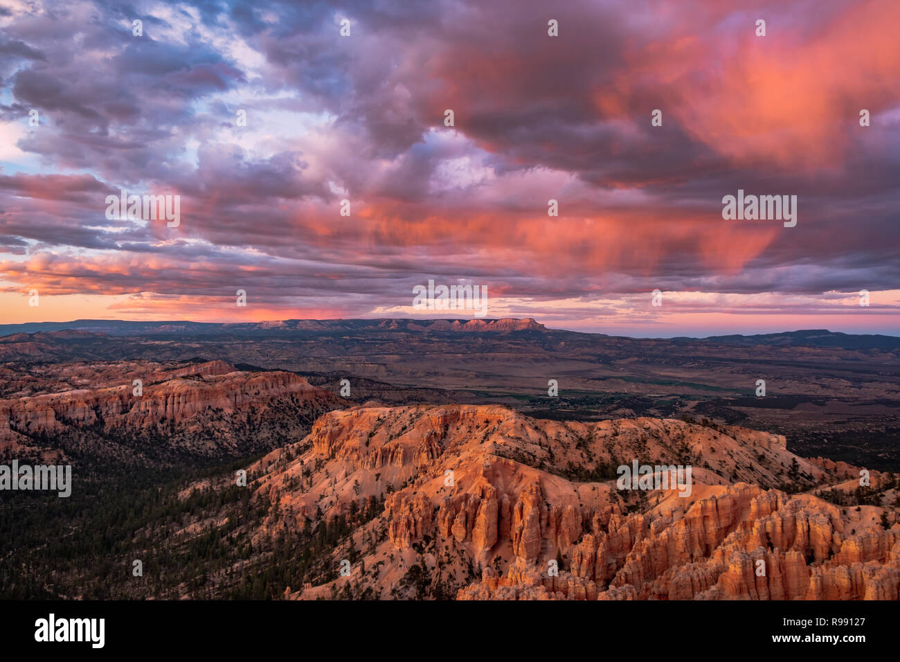 Spire geformten Felsen namens Hoodoos bei Sonnenaufgang/Sonnenuntergang von Inspiration Point, einem Aussichtspunkt im Bryce Canyon National Park in Utah, USA Stockfoto