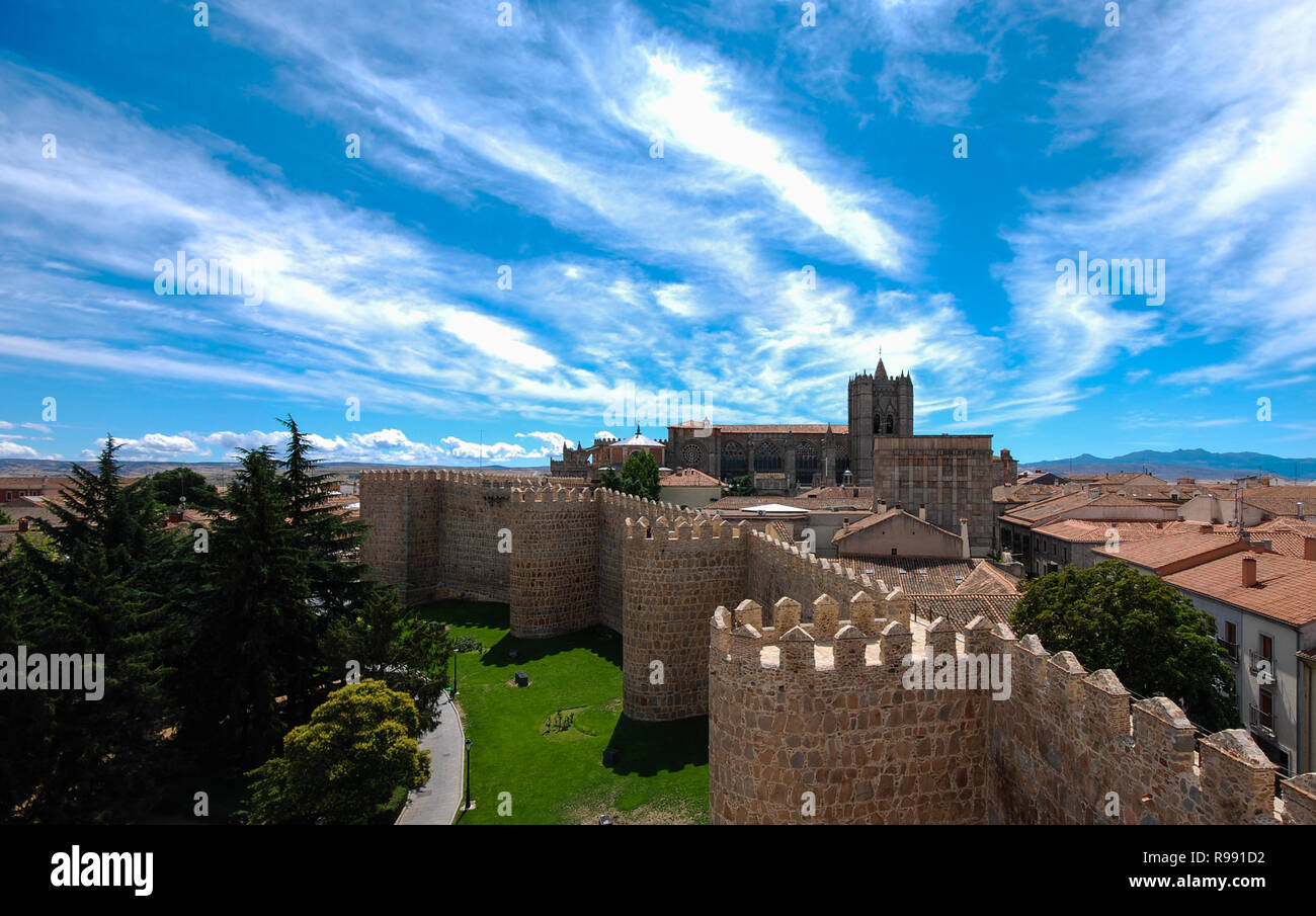 Anzeigen von Avila Kathedrale von Mauern der mittelalterlichen Stadt Stockfoto