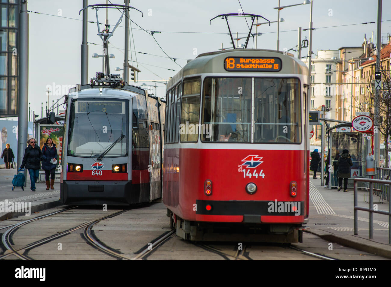 Straßenbahnen auf der Wiedner GŸrtel in der Nähe von Hauptbahnhof, Wien, Österreich. Stockfoto