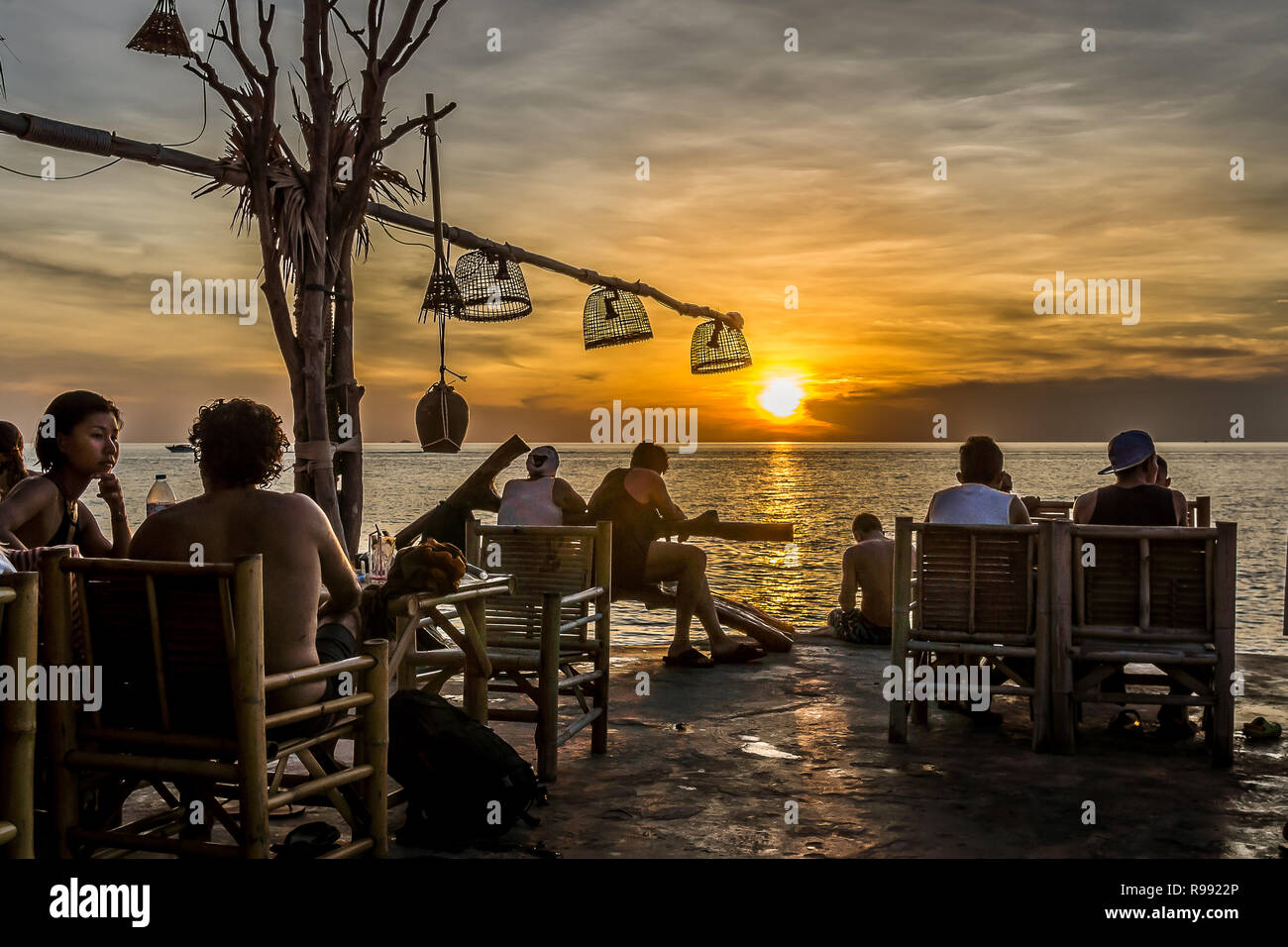Die Bar im Freien auf einer Klippe mit jungen Menschen entspannend mit ihren Getränken in den Sonnenuntergang, Haad Son, Koh Pangan, Thailand, 8. Mai 2016, Stockfoto