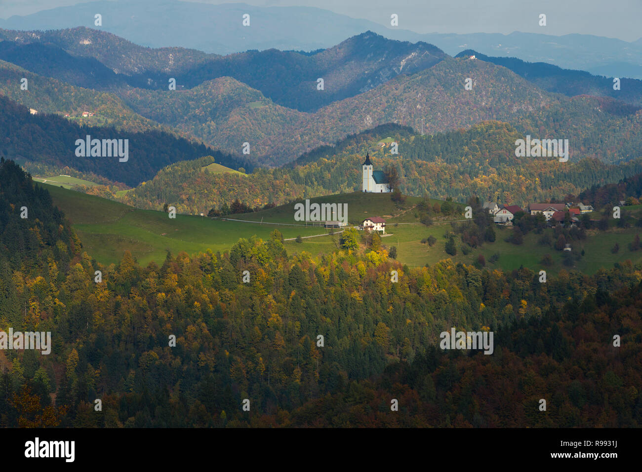 Eine Kirche in einer kleinen Stadt von Slowenien in der Nähe von Ljubljana im Herbst. Stockfoto