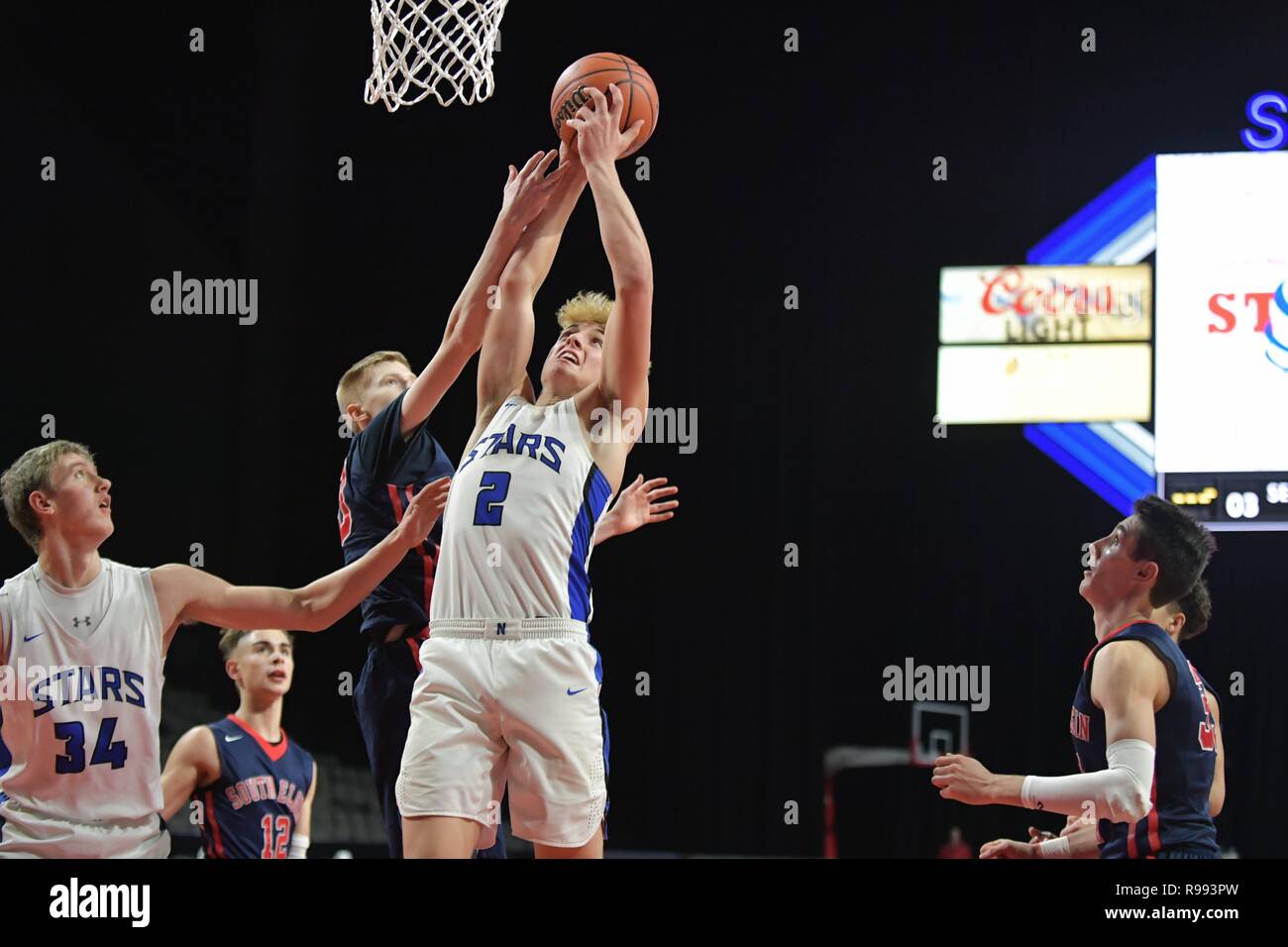 Vorwärts streben eine offensive Rebound vor einem Gegner zu sichern. Stockfoto