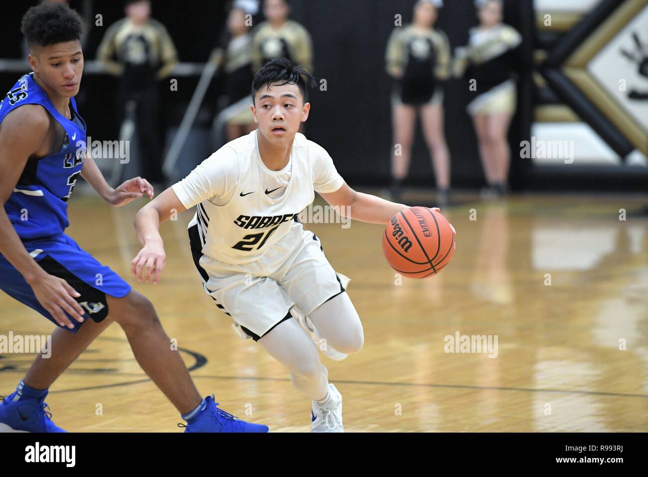 Guard Dribbling vorbei an einer verteidigenden Gegner während der Fahrt in Richtung Korb. Stockfoto