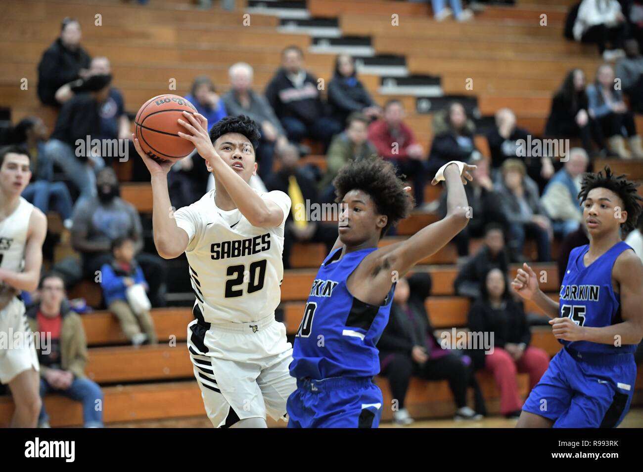 Guard einen Schuß weg erhalten neben einem gegnerischen Verteidiger. Stockfoto