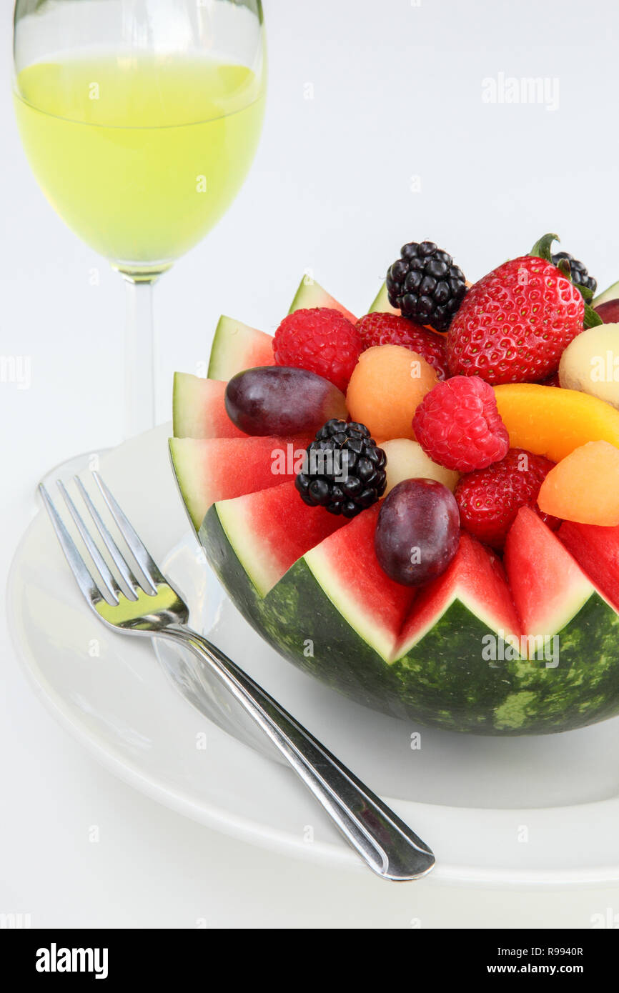 Fancy cut Melone mit sortierten Obst und Saft zu trinken Stockfoto