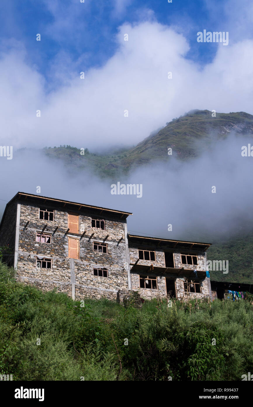 Tamang Heritage Trek (Tag Eins), Nepal. Häuser außerhalb des Dorfes Stockfoto