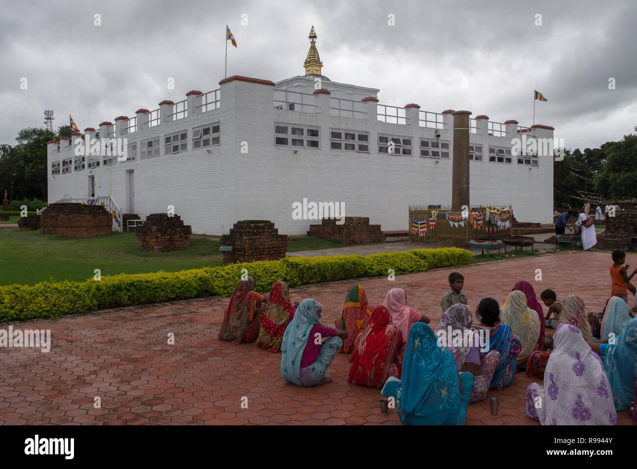 Lumbini, Nepal. Pilger außerhalb des Tempels Stockfoto