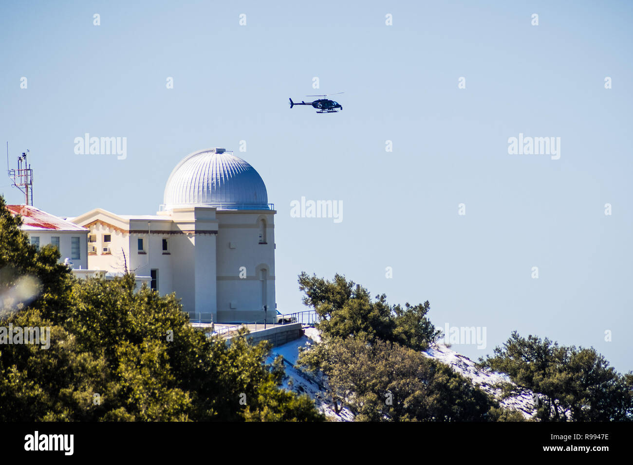 Februar 27, 2018 San Jose/CA/USA - Fox 2 News Hubschrauber schwebt über Lick Observatorium liegt auf Mt Hamilton auf eine seltene wintertag mit s Stockfoto