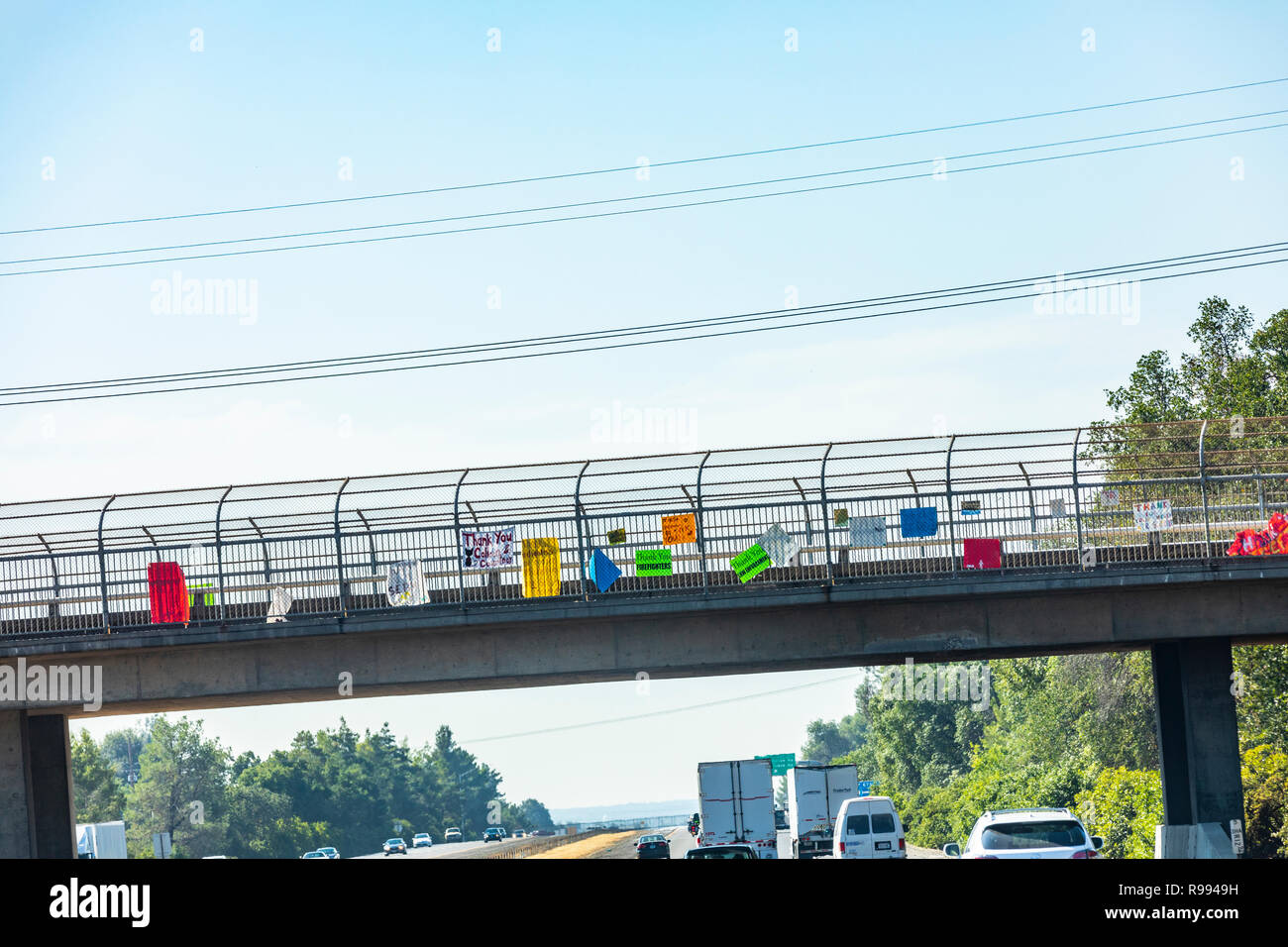 Vielen Dank, dass Sie Zeichen auf einen Autobahn-überführung danken Ersthelfer in der 2018 Feuer um Redding Kalifornien Stockfoto