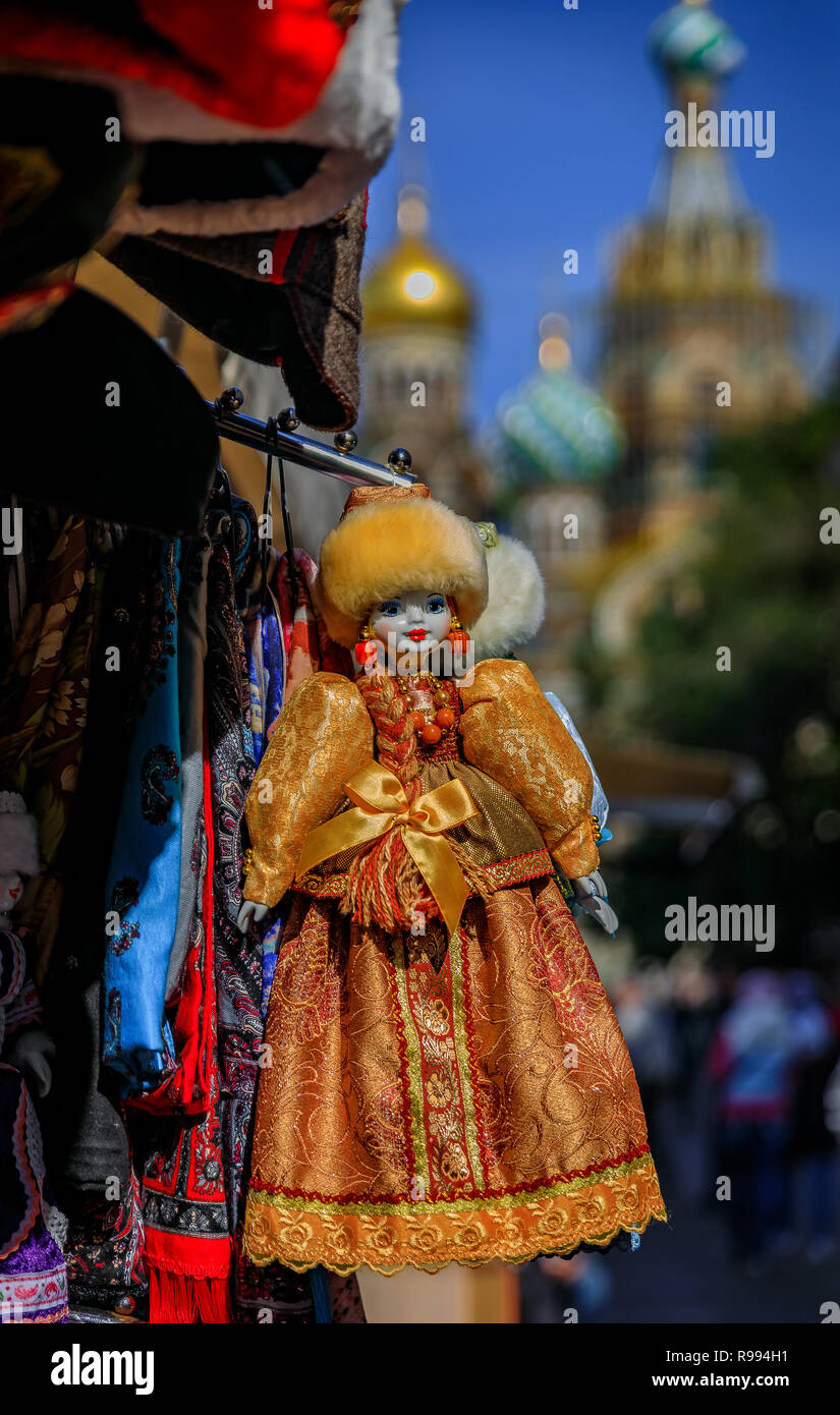 Russische Puppe in einem traditionellen Winter Outfit mit einer Pelzmütze im Display an einem Souvenir shop in einem offenen Markt in Sankt Petersburg Russland gekleidet Stockfoto