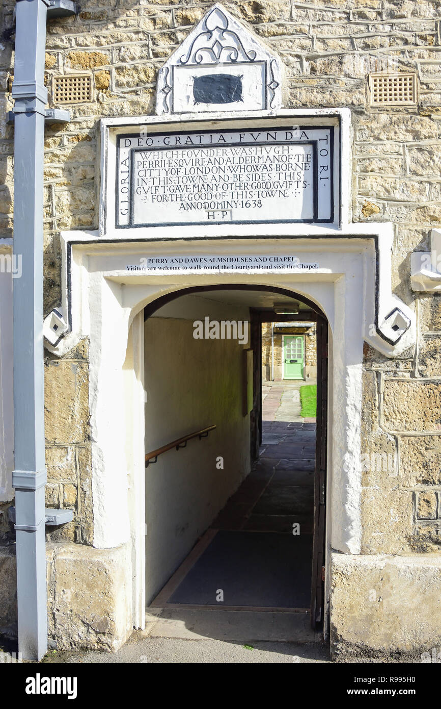 Eingang Eingang Perry und Dawes Armenhäuser, Church Street, Wotton-under-Edge, Gloucestershire, England, Vereinigtes Königreich Stockfoto