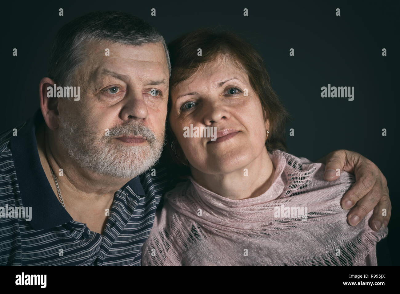 Indoor Porträt der Kaukasischen älterer Mann und Frau in Low Key Stockfoto