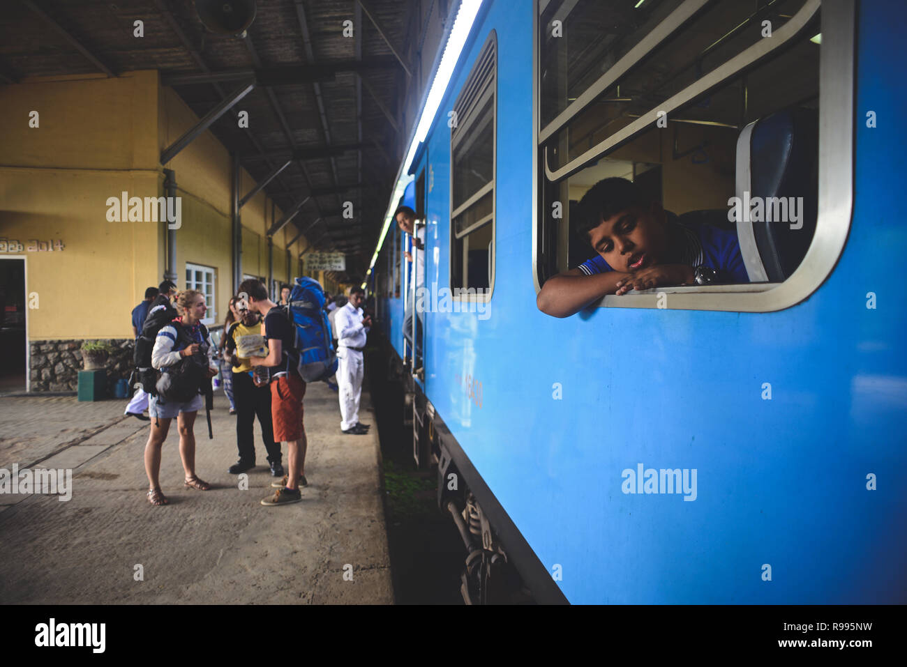 Junge in Fenster, Backpackers in der Plattform und den anderen Menschen in der Plattform. Mit dem Zug von Kandy Nuwara Eliya, Sri Lanka Stockfoto