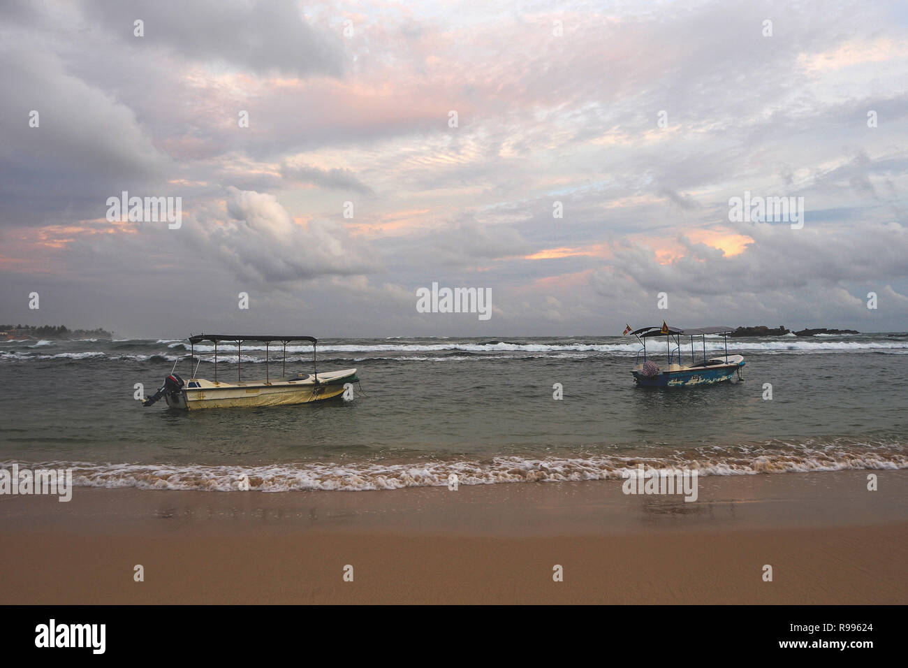 Unawatuna Beach in Galle Bezirk bei Sonnenuntergang, Sri Lanka Stockfoto