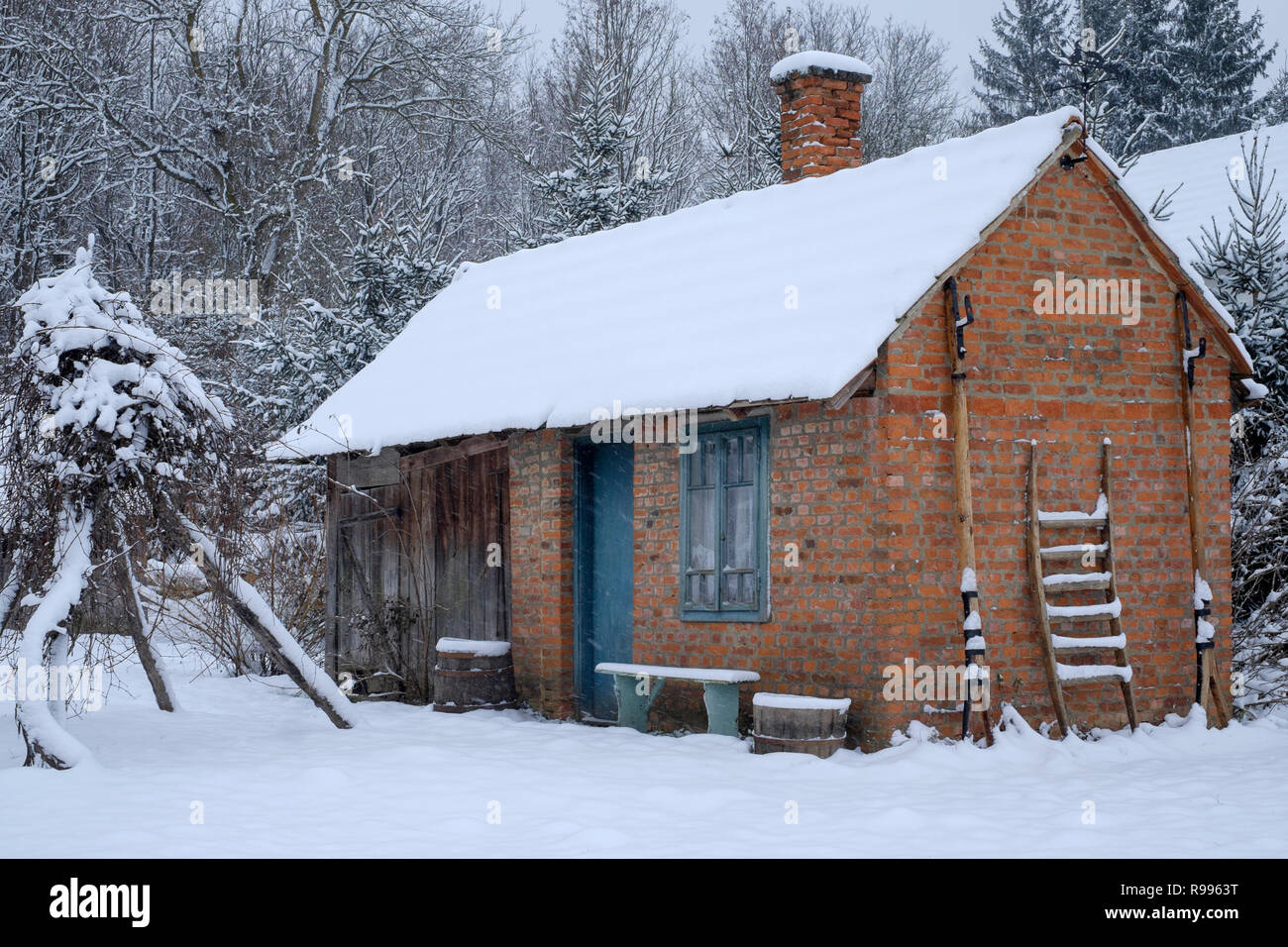 Traditionelle Sommer Haus in einer ländlichen ungarischen Dorf im Schnee von einem frischen Schneesturm zala Ungarn Nebengebäude Stockfoto
