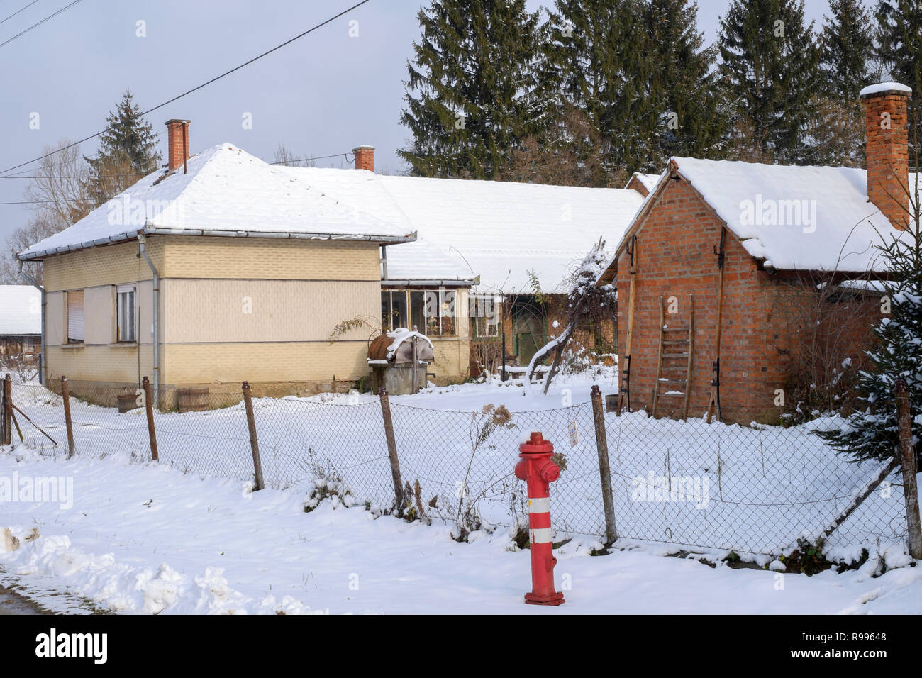 Traditionelles Würfelhaus in einem ländlichen ungarischen Dorf bedeckt mit Schnee von einem frischen Schneesturm zala County ungarn Stockfoto