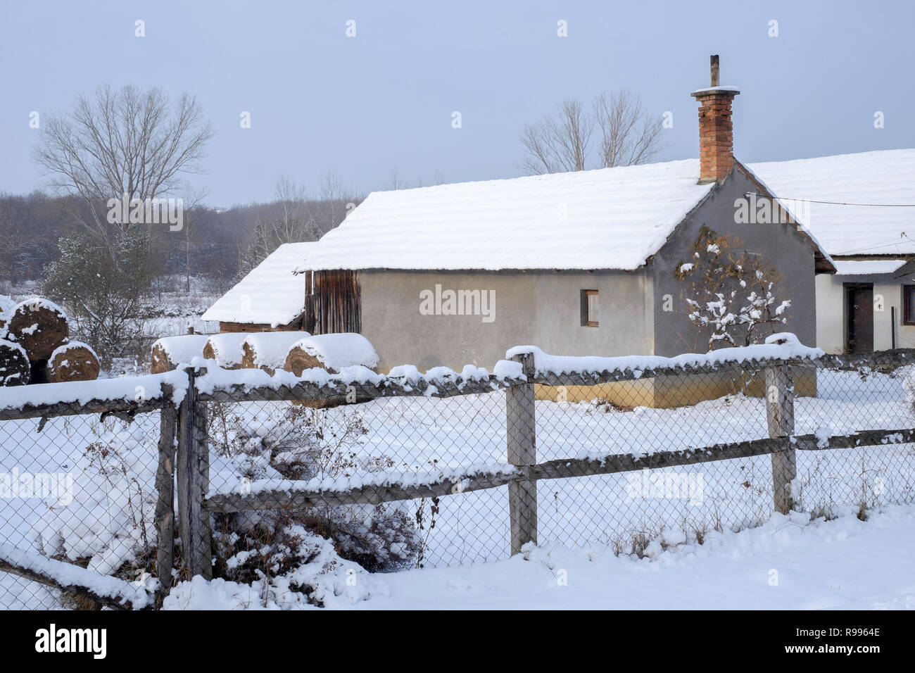 Traditionelle Sommer Haus in einer ländlichen ungarischen Dorf im Schnee von einem frischen Schneesturm zala Ungarn Nebengebäude Stockfoto