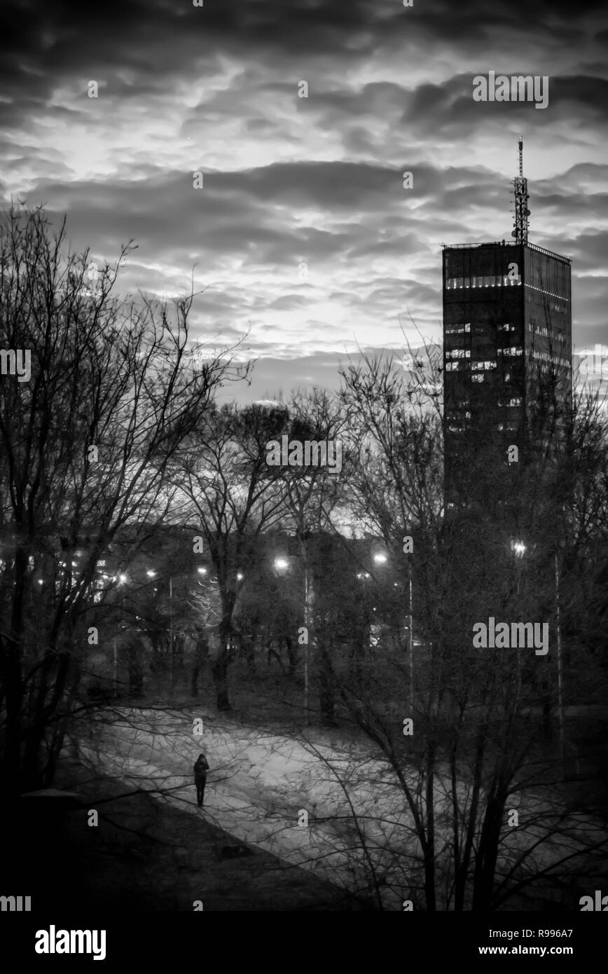 Artsy Schwarz-Weiß-Ansicht von Belgrad Straße mit einer Frau Silhouette Stockfoto