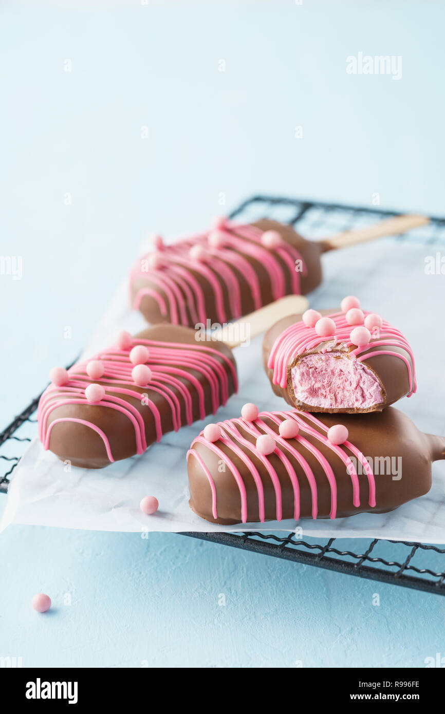 Schokolade Eis auf Stick. Valentinstag behandelt. Stockfoto