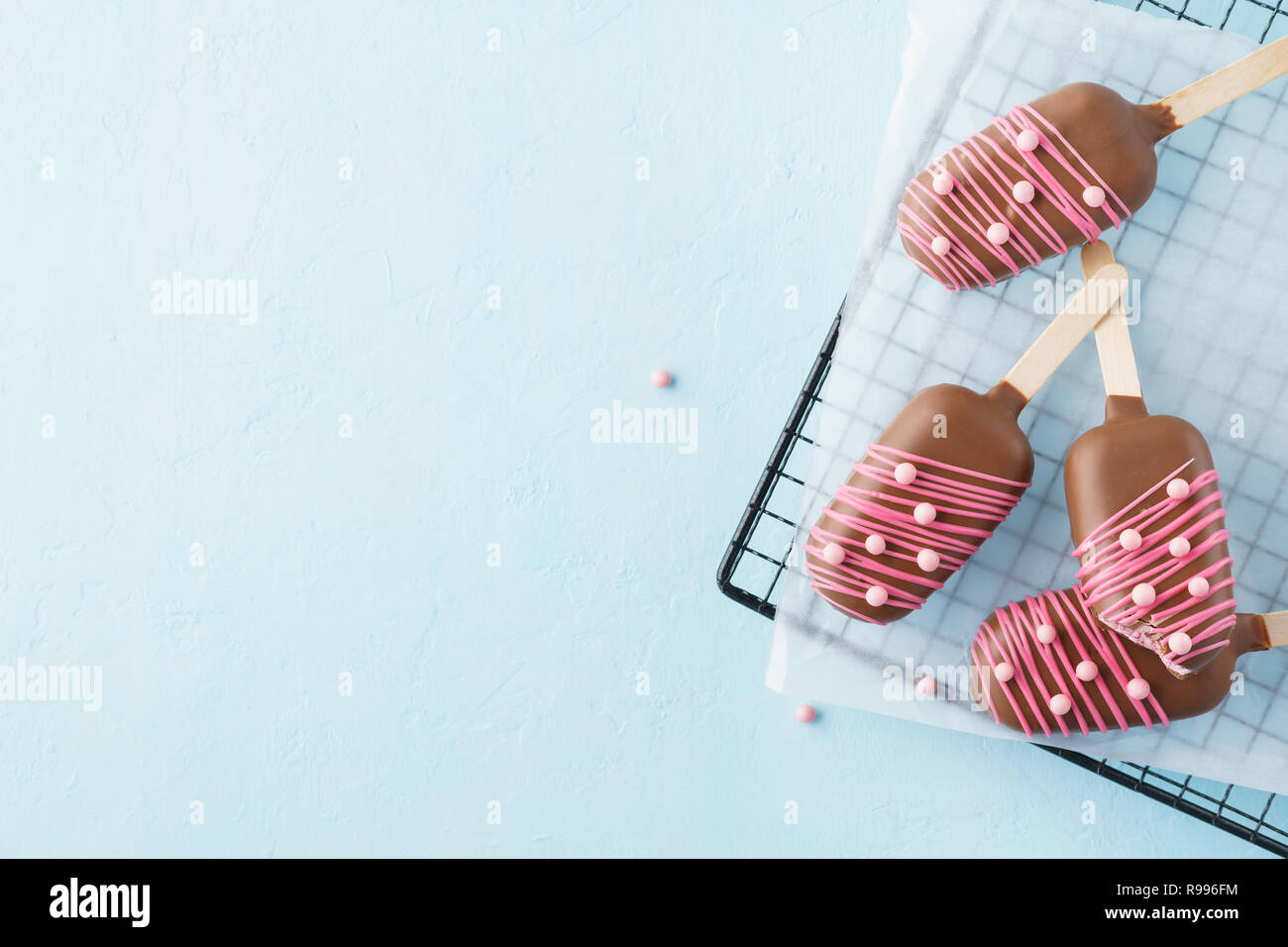 Eibisch als Eis auf Stick geprägt. Mit Süßigkeiten eingerichtet. Stockfoto