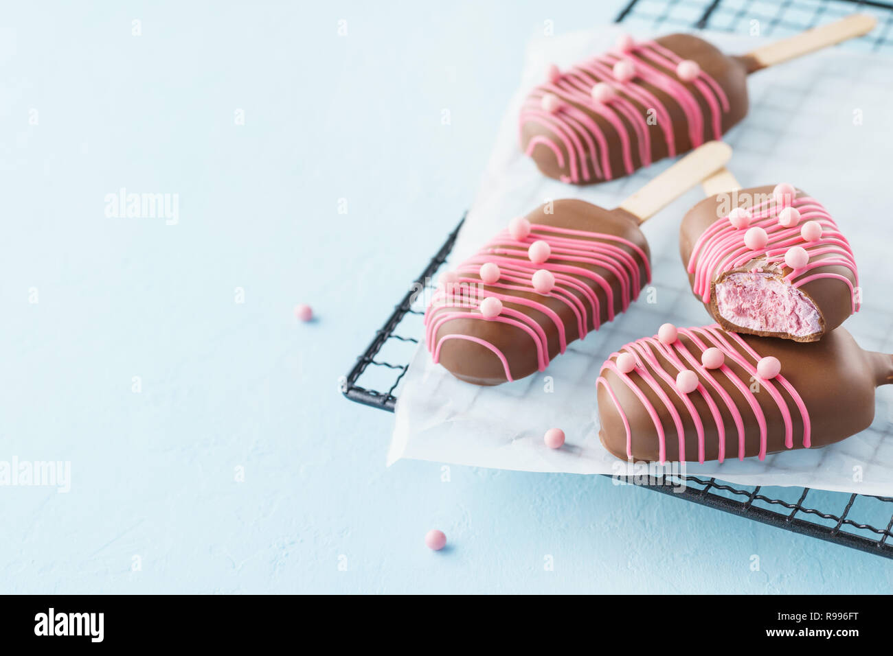 Eibisch als Eis geformt und mit Pink Candy eingerichtet. Stockfoto