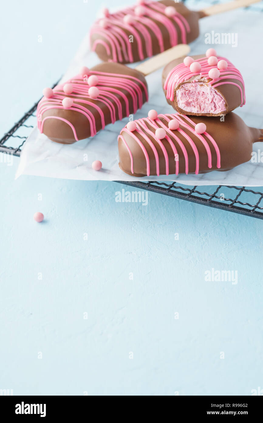 Eibisch als Eis geformt und mit Schokolade überzogen. Stockfoto